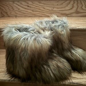 fur boots, size 9 in women.